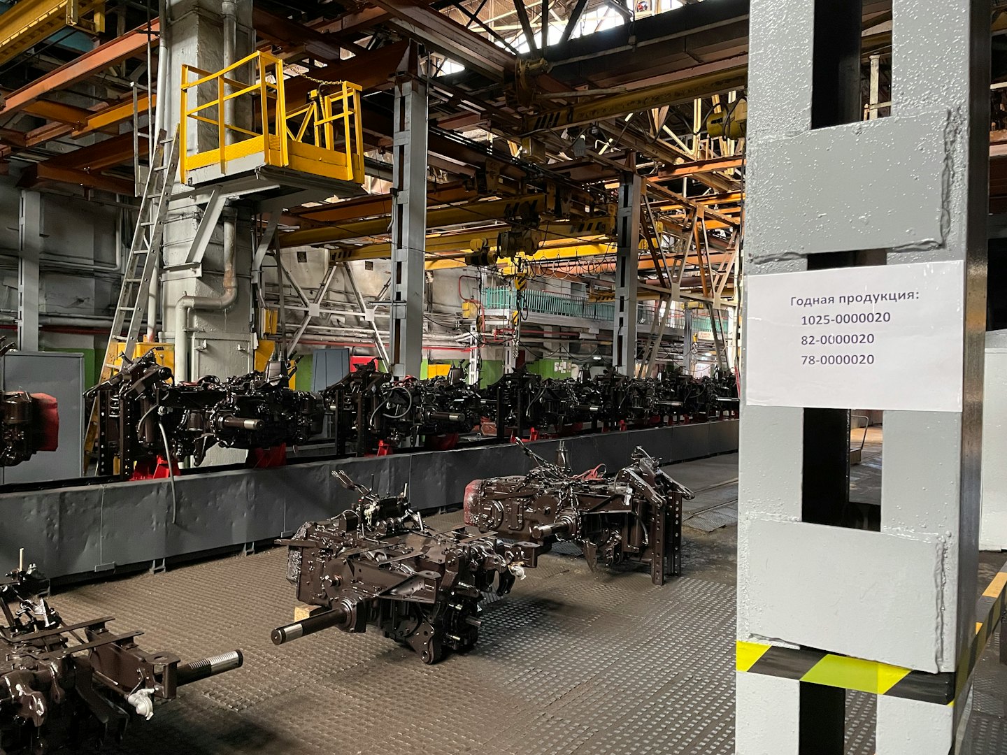 Schwere Maschinenkomponenten auf einem Förderband in einer Fabrik.