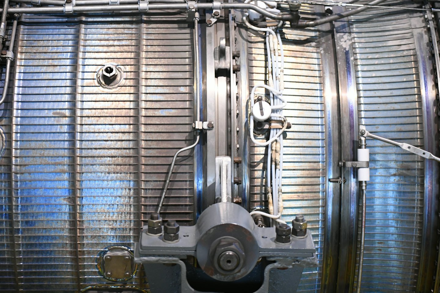 Kompliziertes Netzwerk aus metallischen Rohren und Teilen industrieller Maschinen.